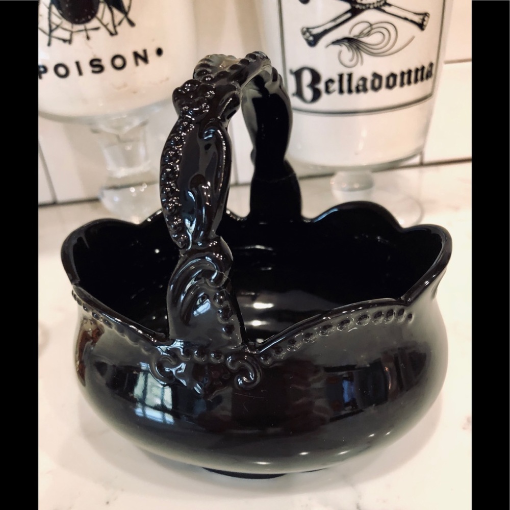 NWT Lacquered Scalloped edge Basket